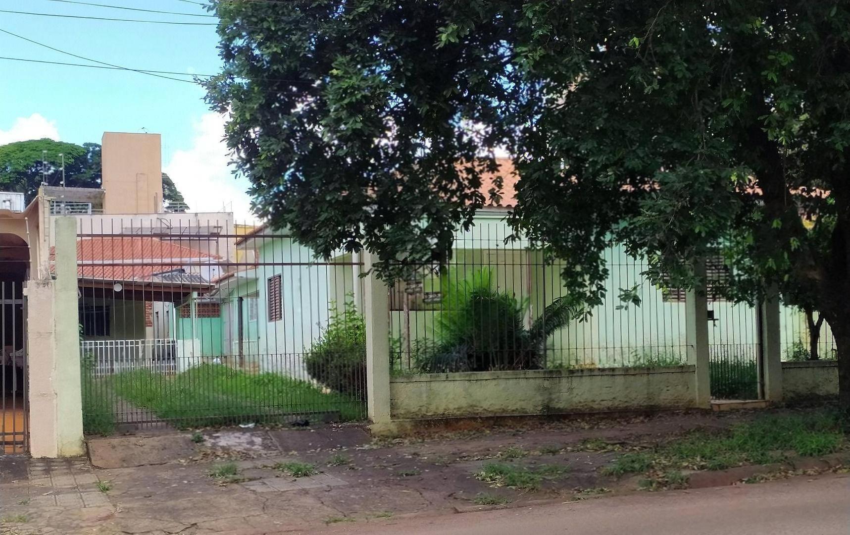 Terreno à venda em Zona 06, Maringá - PR