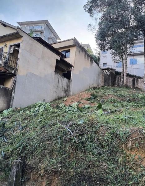 Terreno à venda em Mosela, Petrópolis - RJ